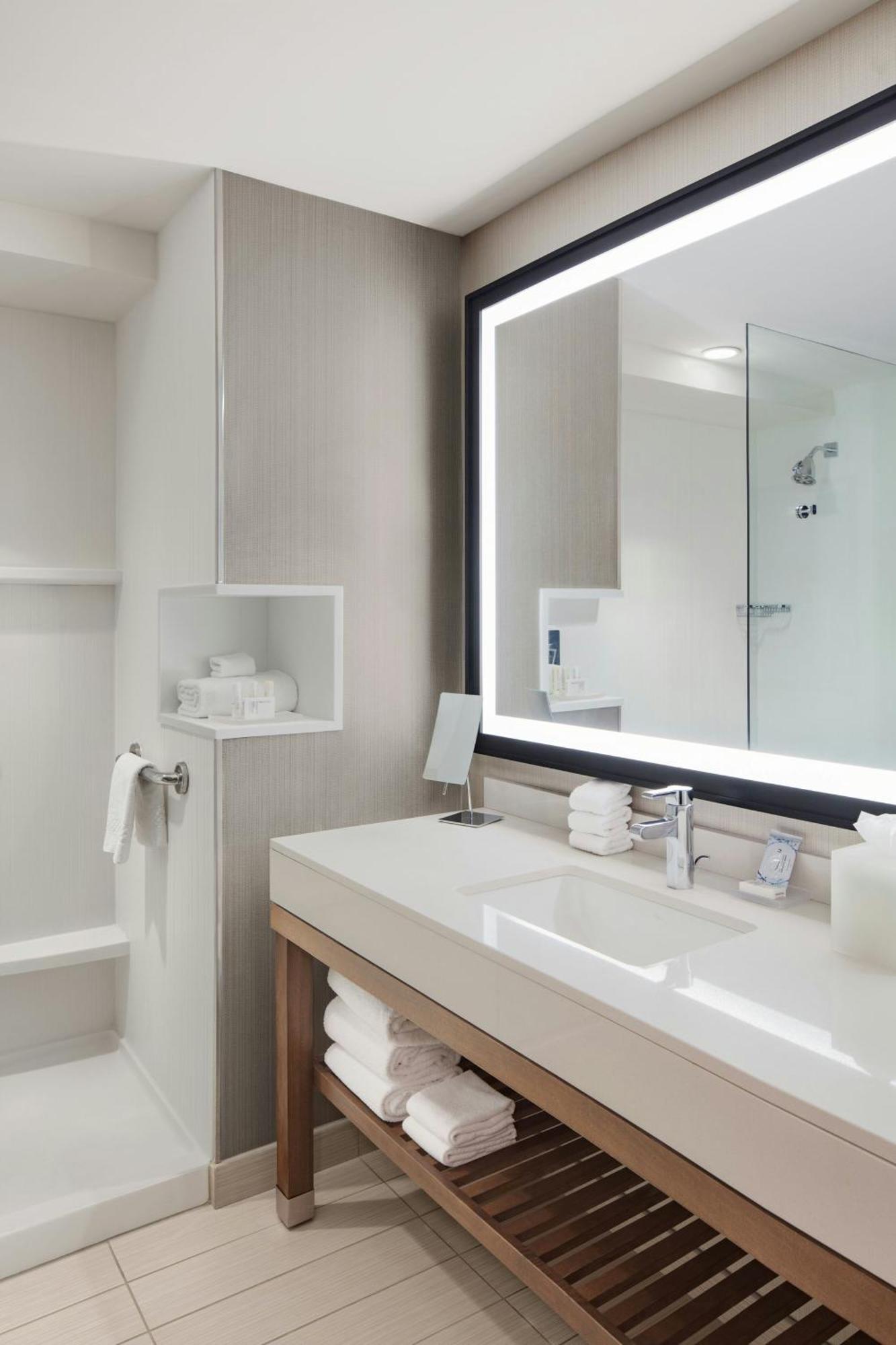 Отель Courtyard By Marriott Portland Downtown/Waterfront Экстерьер фото