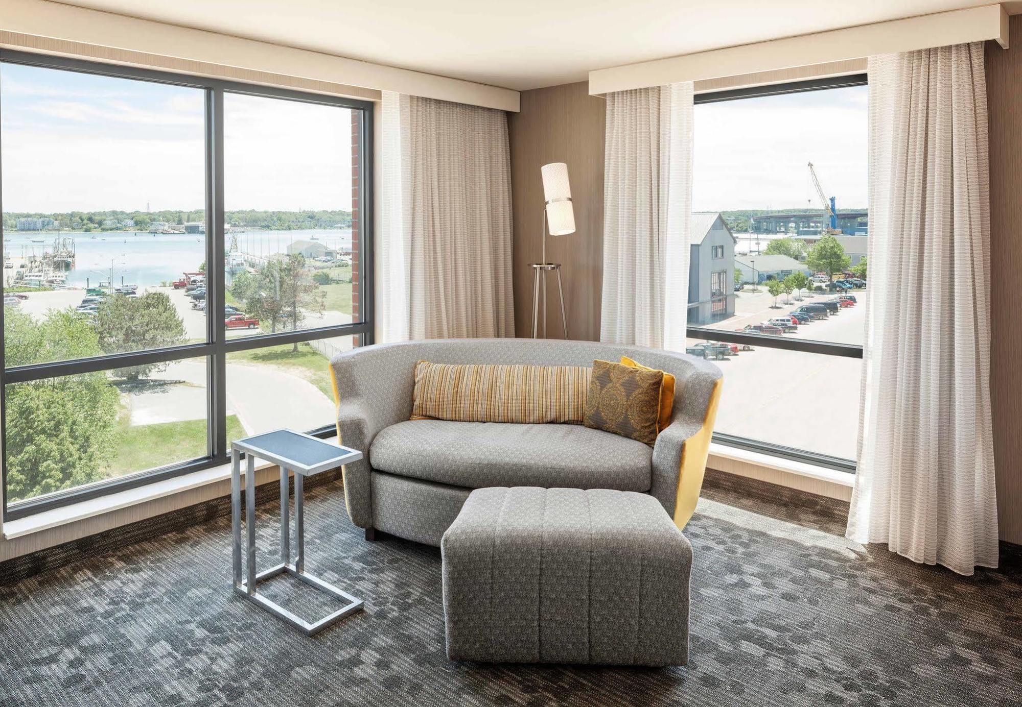 Отель Courtyard By Marriott Portland Downtown/Waterfront Экстерьер фото